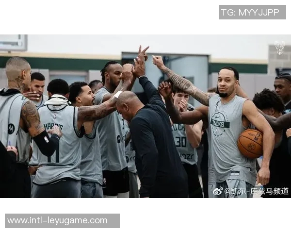 字母哥新冠康复后重返雄鹿训练营开展无对抗训练备战新赛季 字母哥新冠康复后重返雄鹿训练营开展无对抗训练备战新赛季