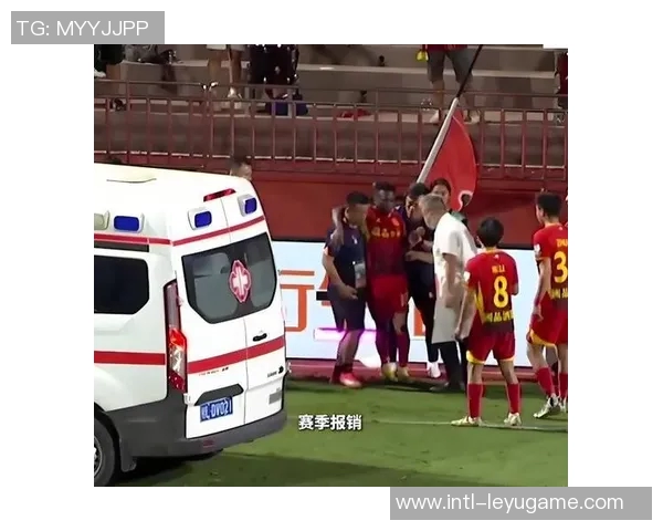广西外援阿萨莫阿遭遇颈椎骨折意外撞坏场边LED广告牌引发关注