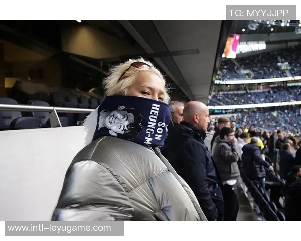 热刺球迷对球队推出的高价围巾表示强烈不满引发热议 热刺球迷对球队推出的高价围巾表示强烈不满引发热议