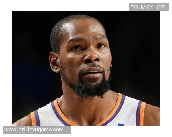 谢泼德与杜兰特击掌庆祝打得可以的默契配合引发全场欢呼 谢泼德与杜兰特击掌庆祝打得可以的默契配合引发全场欢呼