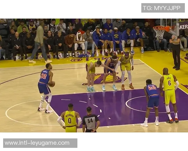 曼恩首节火力全开独得10分半场高效6中5贡献14分3板表现出色 曼恩首节火力全开独得10分半场高效6中5贡献14分3板表现出色