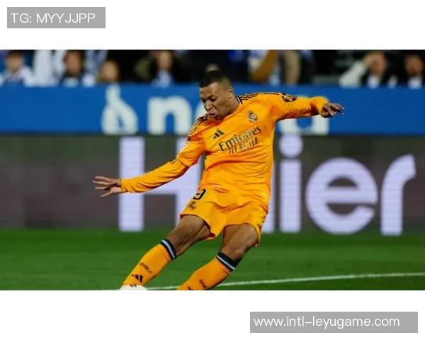 姆巴佩脚踝受伤后仍坚持为国家队出战再度扭伤引发关注