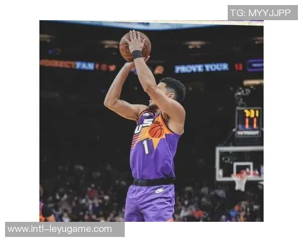 布克第三节状态火热10投6中狂砍16分4篮板4助攻连得12分助力球队反击