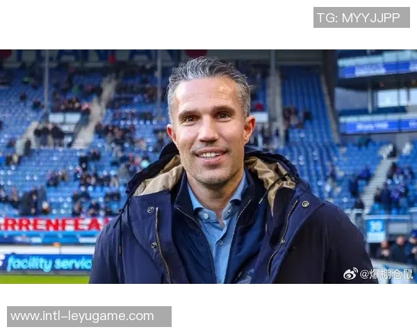 范佩西亲自提拔19岁儿子沙奎尔入费耶诺德一线队名单引发关注 范佩西亲自提拔19岁儿子沙奎尔入费耶诺德一线队名单引发关注