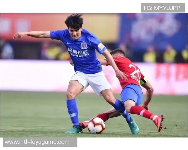 19岁年轻球员海文自信掌控三中卫核心位置展现出色表现